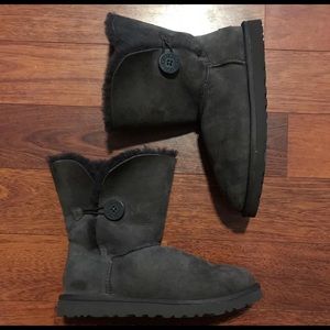 🥰 UGG Bailey Button size 9